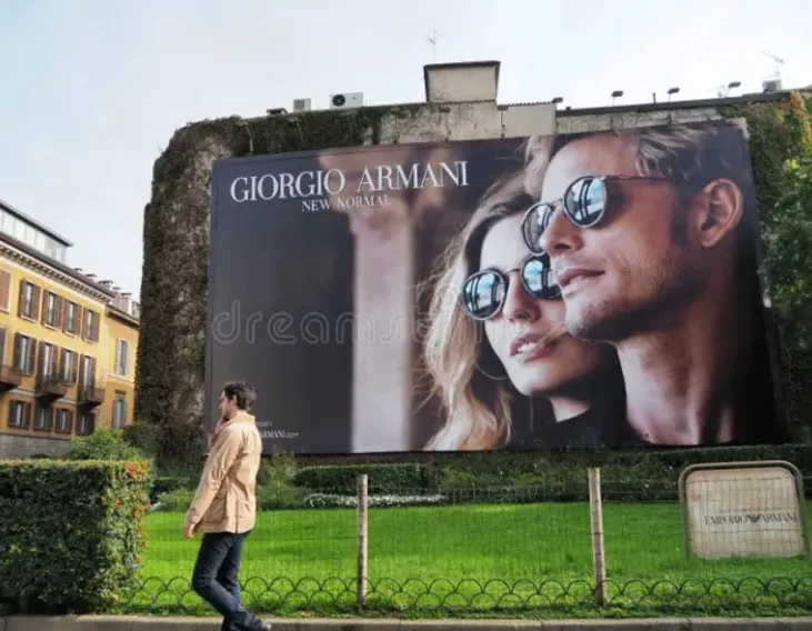 PASSOS VISTOSOS: O OUTDOOR COMO VITRINE ESTRAT&Eacute;GICA PARA MARCAS DE MODA E CAL&Ccedil;ADOS