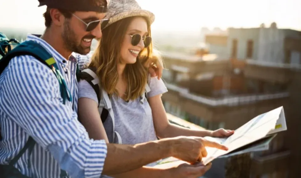 TURISMO EM CARTAZ: O PODER DA M&Iacute;DIA DE RUA NA PROMO&Ccedil;&Atilde;O DE DESTINOS