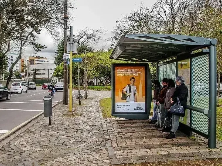 UTILIZANDO ABRIGOS DE &Ocirc;NIBUS PARA EXPANDIR A PRESEN&Ccedil;A DA SUA MARCA EM S&Atilde;O LU&Iacute;S COM A MA OUTDOORS